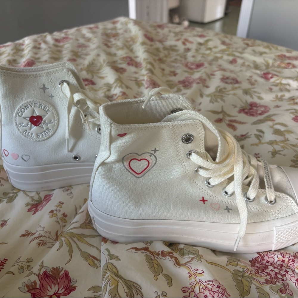 Converse Chuck Taylor All Star Lift Hi
Y2K Heart Egret (Women's)